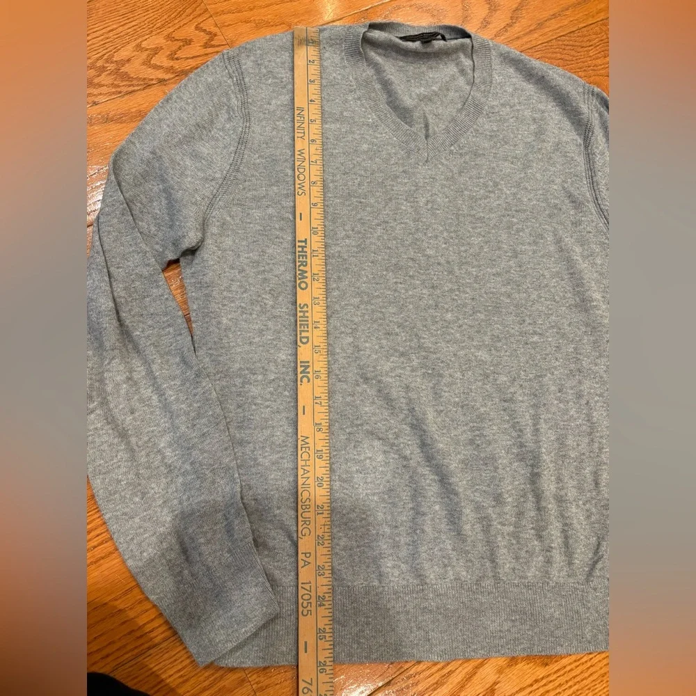 Banana Republic Heather Cotton Yarn V-Neck Sweater – Men’s M – Gray